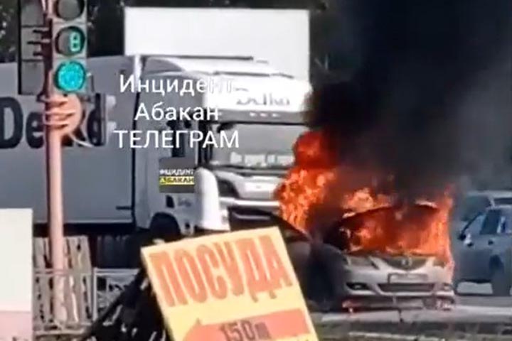 «Помогать надо людям!» - в Абакане загоревшийся автомобиль потушил очевидец происшествия